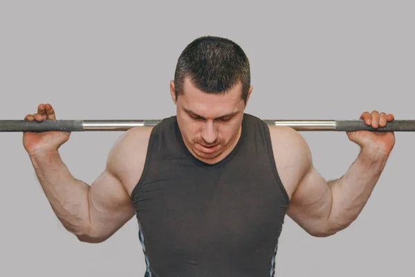 Een goed opgeleide atleet traint zijn beenspieren in een opleidingscentrum. Barbell Squats in de sportschool — Stockfoto