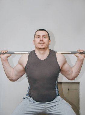 İyi eğitimli bir atlet bir eğitim merkezinde bacak kaslarını eğitir. spor salonunda barbell squats
