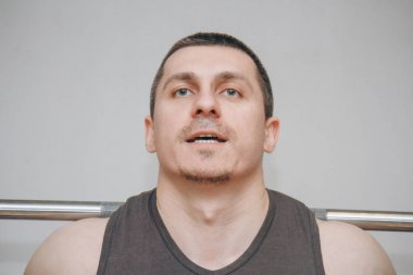 İyi eğitimli bir atlet bir eğitim merkezinde bacak kaslarını eğitir. spor salonunda barbell squats