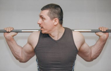 İyi eğitimli bir atlet bir eğitim merkezinde bacak kaslarını eğitir. spor salonunda barbell squats