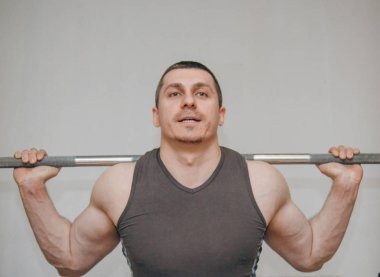 İyi eğitimli bir atlet bir eğitim merkezinde bacak kaslarını eğitir. spor salonunda barbell squats
