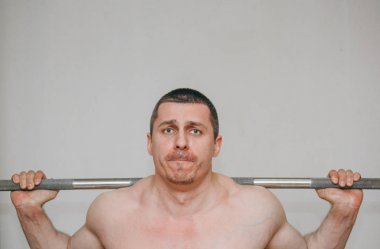 İyi eğitimli bir atlet bir eğitim merkezinde bacak kaslarını eğitir. spor salonunda barbell squats