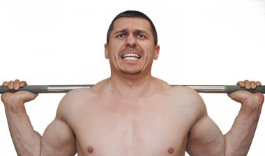 İyi eğitimli bir atlet bir eğitim merkezinde bacak kaslarını eğitir. spor salonunda barbell squats