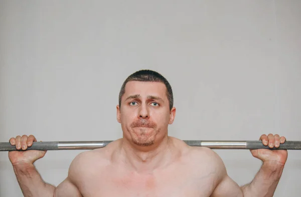 Un atleta bien entrenado entrena los músculos de sus piernas en un centro de entrenamiento. sentadillas de barra en el gimnasio —  Fotos de Stock