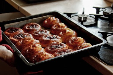 Fırında süzme peynirli taze pişmiş cheesecakes dolu bir tepsi yatıyor. pişirme pişirme. pişirme hazırlık aşaması. Close