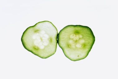 parlak beyaz ışık yakın çekim arka planda salatalık yeşil yarı saydam dilimleri. sebze şeffaf diskler. makro kaleydoskop desenleri doku