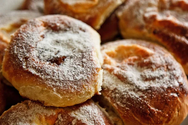 Panini in piatti pieni di torte di formaggio appena sfornate cosparse di zucchero a velo sul tavolo della cucina. cottura di cottura. fase di preparazione della cottura. colazione vista dall'alto — Foto Stock