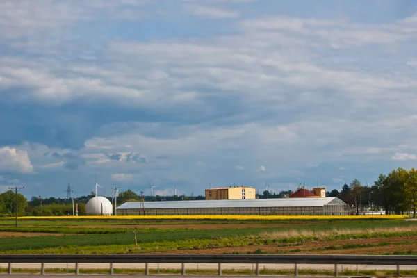 Usina eólica em um campo contra o pano de fundo de um céu nublado brilhante. gerador de vento close-up. electricidade verde, energia alternativa — Fotografia de Stock
