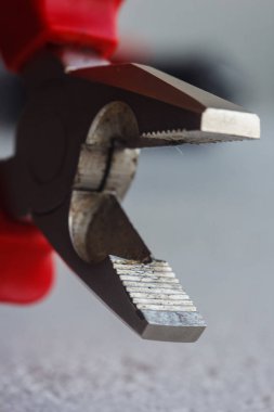metal pliers bulanık arka plan üzerinde closeup kafa. el aleti kapatın. kopya alanı. Dikey