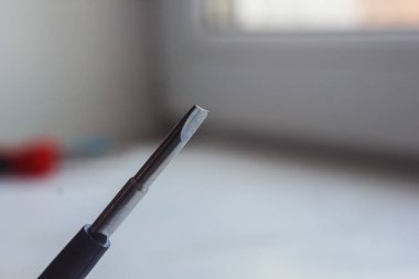 bulanık bir arka plan üzerinde metal düz tornavida yakın çekim başkanı. el aleti kapatın. kopyalama alanı