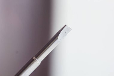 bulanık bir arka plan üzerinde metal düz tornavida yakın çekim başkanı. el aleti kapatın. kopyalama alanı