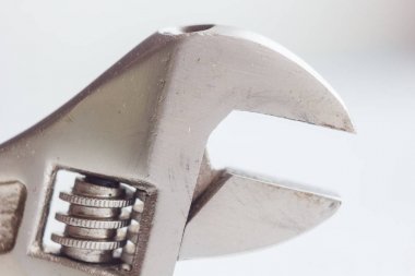 bulanık bir arka plan üzerinde metal ayarlanabilir anahtarı yakın çekim başı. el aleti kapatın. kopyalama alanı