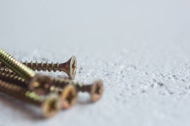 bulanık bir arka plan üzerinde ağaç yakın çekim metal vidalar. masaya yakın çekim cıvatalar. kopyalama alanı