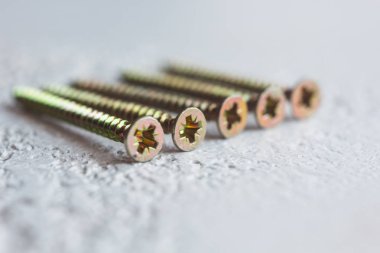 bulanık bir arka plan üzerinde ağaç yakın çekim metal vidalar. masaya yakın çekim cıvatalar. kopyalama alanı