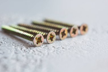 bulanık bir arka plan üzerinde ağaç yakın çekim metal vidalar. masaya yakın çekim cıvatalar. kopyalama alanı