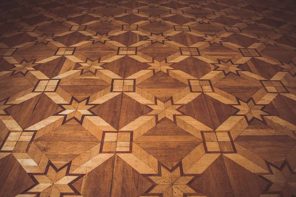 Геометрический узор на коричневом паркетном полу. восьмиконечные звезды, квадраты и линии. текстура, фон — стоковое фото