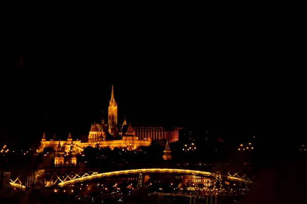 Noite Budapeste, brilhando em ouro. A ponte sobre o Danúbio é iluminada por lâmpadas. foto do rio — Fotografia de Stock