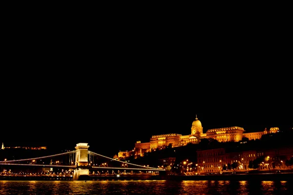 Noite Budapeste, brilhando em ouro. A corrente de ponte sobre o Danúbio é iluminada por lâmpadas. foto do rio — Fotografia de Stock