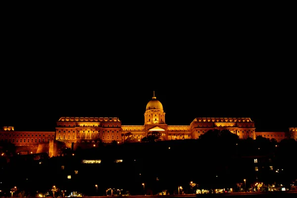 Noite Budapeste, brilhando em ouro. Um edifício antigo iluminado por lâmpadas. foto do rio Danúbio — Fotografia de Stock