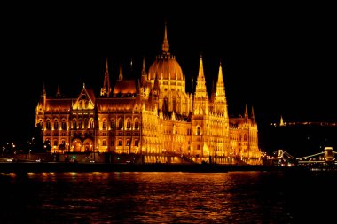 Budapeşte Macaristan, 05.29.2019 Macaristan Parlamentosu Tuna Nehri kıyısındaki bina. gece Budapeşte, altın parlıyor. eski bir binanın cephesi ve çatısı