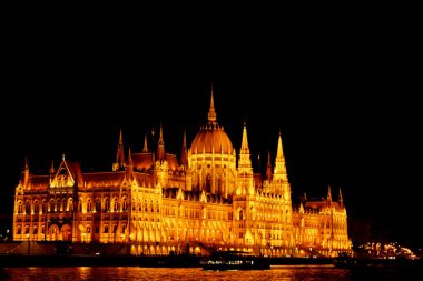 Budapeşte Macaristan, 05.29.2019 Macaristan Parlamentosu Tuna Nehri kıyısındaki bina. gece Budapeşte, altın parlıyor. eski bir binanın cephesi ve çatısı