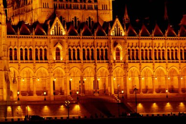 Budapeşte Macaristan, 05.29.2019 Macar Parlamento Binası. gece Budapeşte, altın parlıyor. eski bir binanın cephesi ve çatısı