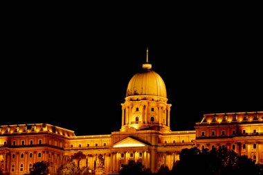 Budapeşte Macaristan, 05.29.2019 Macar Parlamento Binası. gece Budapeşte, altın parlıyor. eski bir binanın cephesi ve çatısı