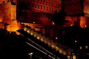 Budapeşte Macaristan, 05.29.2019 Macar Parlamento Binası. gece Budapeşte, altın parlıyor. eski bir binanın cephesi ve çatısı