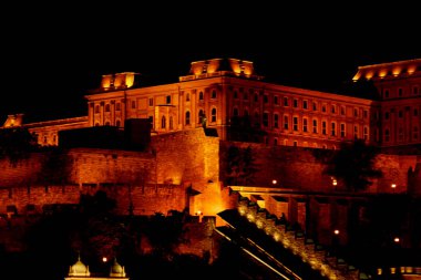 Budapeşte Macaristan, 05.29.2019 Macar Parlamento Binası. gece Budapeşte, altın parlıyor. eski bir binanın cephesi ve çatısı