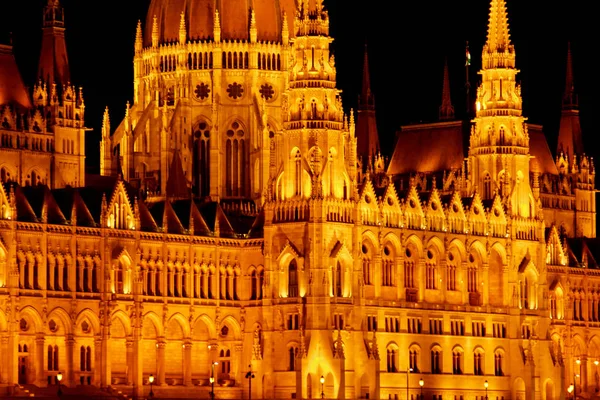 Budapest ungary, 29.05.2019 ungarisches Parlamentsgebäude. Nachtschwärmer, golden leuchtend. Fassade und Dach eines alten Gebäudes — Stockfoto