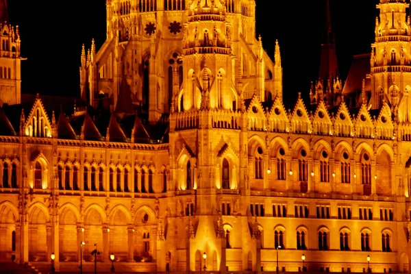 Budapest ungary, 29.05.2019 ungarisches Parlamentsgebäude. Nachtschwärmer, golden leuchtend. Fassade und Dach eines alten Gebäudes — Stockfoto