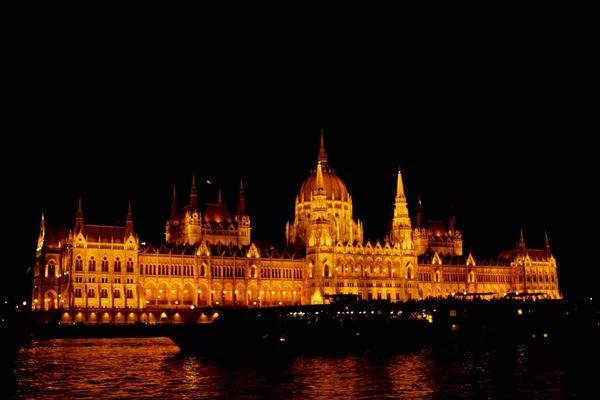 Budapeszt Węgry, 05.29.2019 węgierski parlament budynek nad brzegiem Dunaju. noc Budapeszt, świecące w złocie. Fasada i dach starego budynku — Zdjęcie stockowe