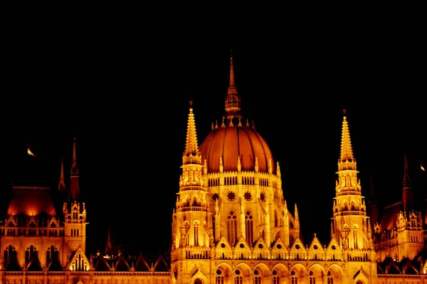 Budapest ungary, 29.05.2019 ungarisches Parlamentsgebäude. Nachtschwärmer, golden leuchtend. Fassade und Dach eines alten Gebäudes — Stockfoto