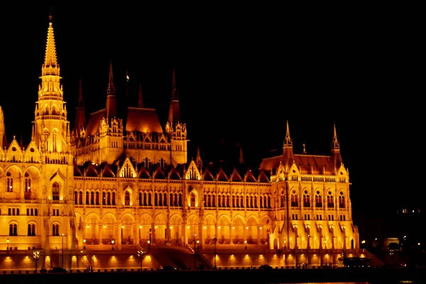 Budapest Ungarn, 29.05.2019 Ungarisches Parlamentsgebäude am Ufer der Donau. Nachtschwärmer, golden leuchtend. Fassade und Dach eines alten Gebäudes — Stockfoto