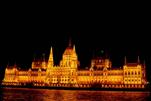 Budapest Hongrie, 05.29.2019 Parlement hongrois Bâtiment sur les rives du Danube. nuit Budapest, rougeoyante d'or. façade et toit d'un vieux bâtiment — Photo