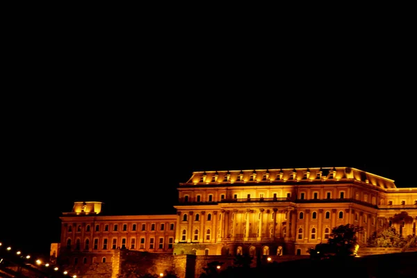 Budapest Hungary, 05.29.2019 Edifício do Parlamento húngaro. noite Budapeste, brilhando em ouro. fachada e telhado de um edifício antigo — Fotografia de Stock