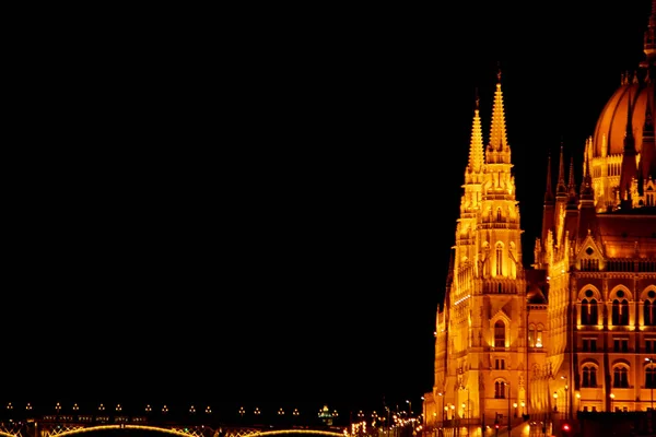 Budapest Hungría, 05.29.2019 Parlamento húngaro Edificio a orillas del río Danubio. noche Budapest, brillando en oro. fachada y techo de un edificio antiguo —  Fotos de Stock
