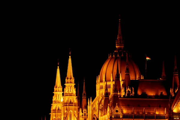 Budapest Hongrie, 05.29.2019 Palais du Parlement hongrois. nuit Budapest, rougeoyante d'or. façade et toit d'un vieux bâtiment — Photo