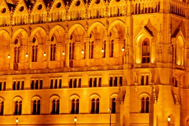 Budapeşte Macaristan, 05.29.2019 Macar Parlamento Binası. gece Budapeşte, altın parlıyor. eski bir binanın cephesi ve çatısı