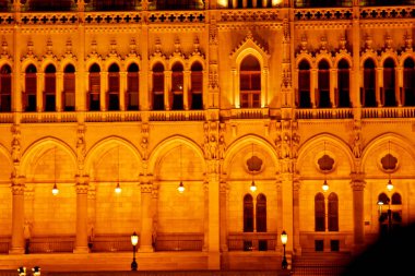 Budapeşte Macaristan, 05.29.2019 Macar Parlamento Binası. gece Budapeşte, altın parlıyor. eski bir binanın cephesi ve çatısı