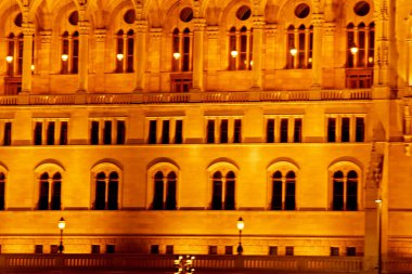 Budapeşte Macaristan, 05.29.2019 Macar Parlamento Binası. gece Budapeşte, altın parlıyor. eski bir binanın cephesi ve çatısı