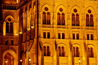 Budapeşte Macaristan, 05.29.2019 Macar Parlamento Binası. gece Budapeşte, altın parlıyor. eski bir binanın cephesi ve çatısı