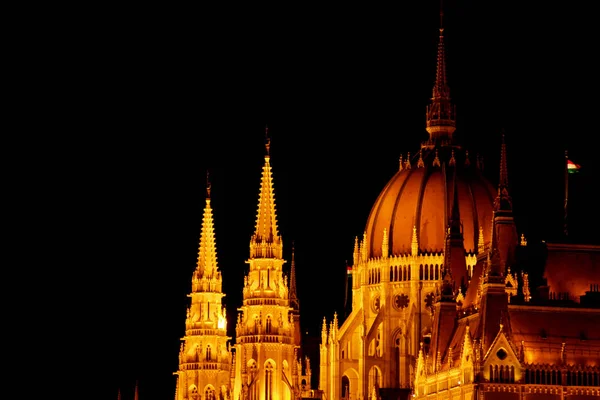 Budapest ungary, 29.05.2019 ungarisches Parlamentsgebäude. Nachtschwärmer, golden leuchtend. Fassade und Dach eines alten Gebäudes — Stockfoto