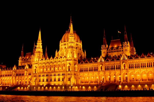 Budapest Ungarn, 29.05.2019 Ungarisches Parlamentsgebäude am Ufer der Donau. Nachtschwärmer, golden leuchtend. Fassade und Dach eines alten Gebäudes — Stockfoto