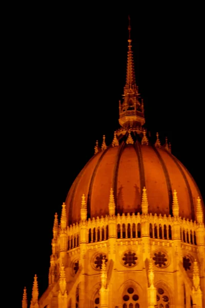 Budapest Hungary, 05.29.2019 Edifício do Parlamento húngaro. noite Budapeste, brilhando em ouro. fachada e telhado de um edifício antigo — Fotografia de Stock