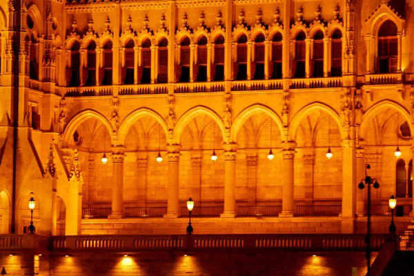 Budapest Hungary, 05.29.2019 Edifício do Parlamento húngaro. noite Budapeste, brilhando em ouro. fachada e telhado de um edifício antigo — Fotografia de Stock