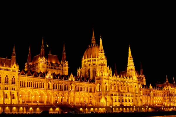 Budapest Ungarn, 29.05.2019 Ungarisches Parlamentsgebäude am Ufer der Donau. Nachtschwärmer, golden leuchtend. Fassade und Dach eines alten Gebäudes — Stockfoto