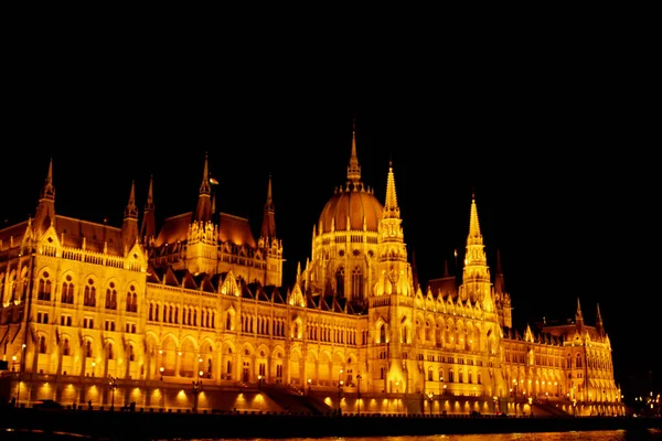 Budapest Ungarn, 29.05.2019 Ungarisches Parlamentsgebäude am Ufer der Donau. Nachtschwärmer, golden leuchtend. Fassade und Dach eines alten Gebäudes — Stockfoto