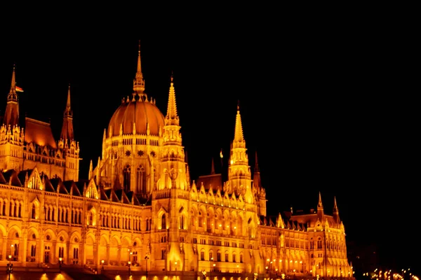 Budapest ungary, 29.05.2019 ungarisches Parlamentsgebäude. Nachtschwärmer, golden leuchtend. Fassade und Dach eines alten Gebäudes — Stockfoto