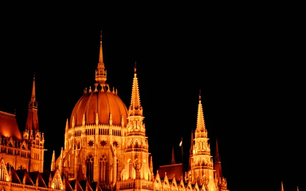 Budapest Hungary, 05.29.2019 Hungarian Parliament Building. night Budapest, glowing in gold. facade and roof of an old building — Stock Photo, Image